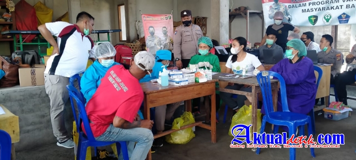 Antusias Masyarakat Desa Tihingan Ikuti Vaksinasi dalam Menekan Penyebaran Covid -19