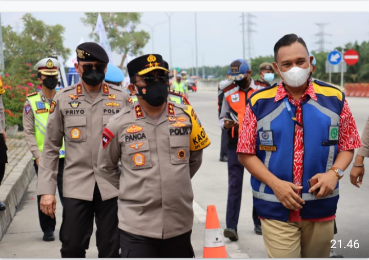 Kapoldasu Dampingi Kakor Sabhara Polri Cek Pos Terpadu Exit Tol Tebing Hadapi Arus Mudik Lebaran