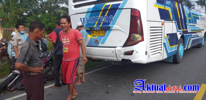 Sepeda Motor Tabrak Bomper Bus Sejahtera