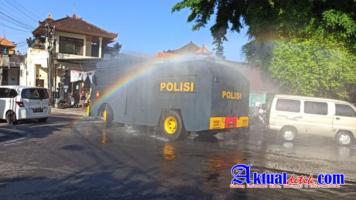 Bakti Sosial Terpadu Kapolsek Kuta Kolaborasi Instansi Terkait Lakukan Penyemprotan Masal
