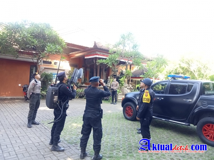 Personil Polda Bali Pantau Situasi Udara Kantor Bawaslu
