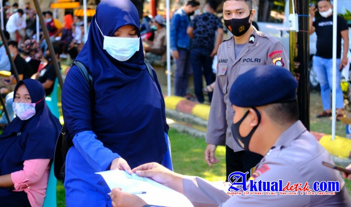 Kapolda Gorontalo Pantau Langsung Pelaksanaan Vaksinasi di Satbrimob dan Ditlantas
