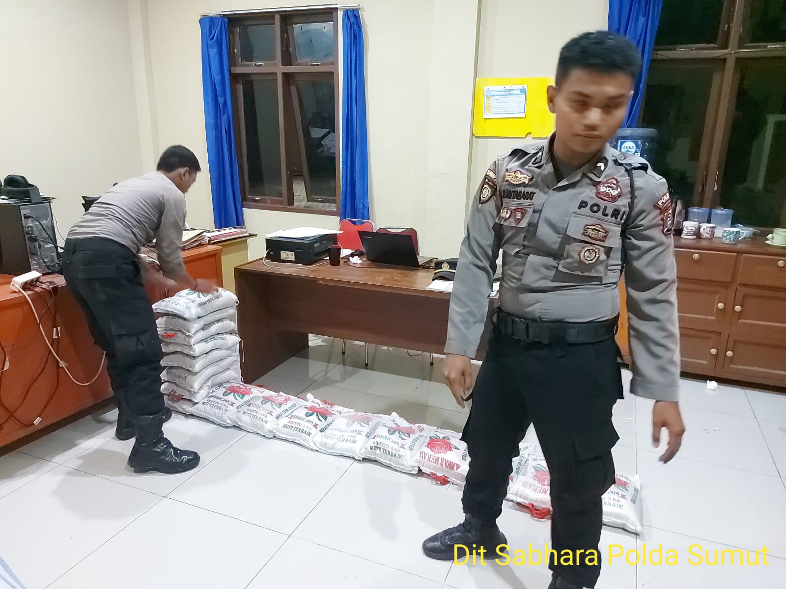 Ratusan Paket Bansos dari Poldasu tiba dini hari di Tarutung.