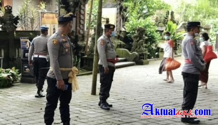 Desa Manukaya Dan Personel Yang Tersprin Berikan Edukasi Prokes Di Massa PPKM BM