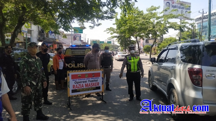 Jajaran Polsek Medan Helvetia Bersama Unsur Terkait Semprot Cairan Disenfektan dan Razia Masker
