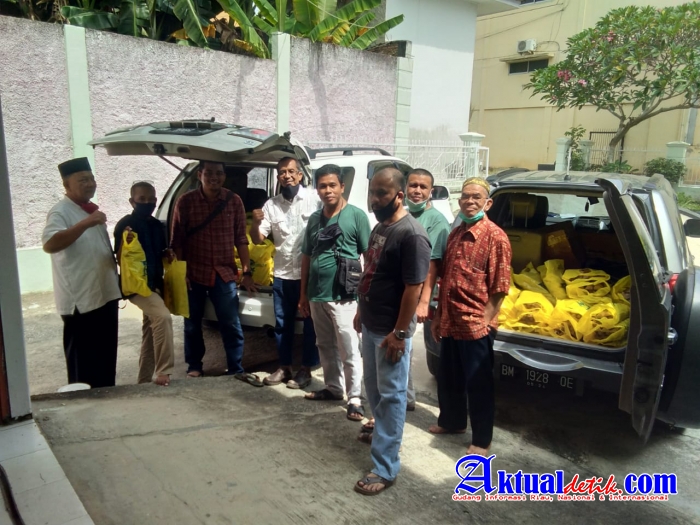 Riau Care Institute Bagikan Sembako Kepada Warga Tenayan Raya