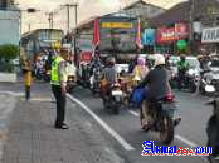 Cegah Kemacetan, Unit Lantas Polsek Denpasar Barat Giat Pengaturan Lalu lintas di Simpang Buagan