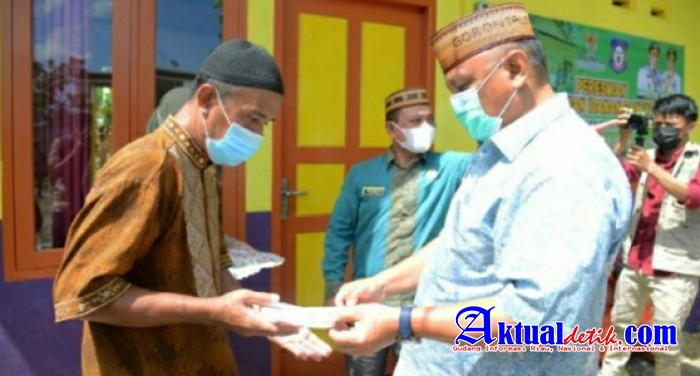 Marbut Mesjid Terima Rumah Layak Huni Dari Gubernur Rusli Habibie