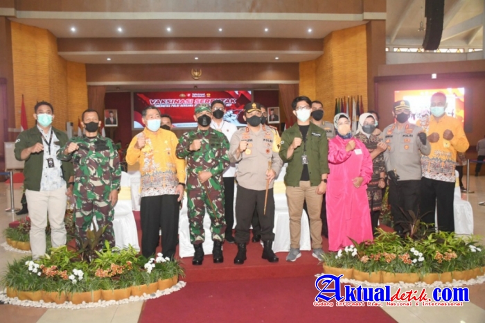 Pangdam IV/Diponegoro Tinjau Vaksinasi Massal di UNNES   