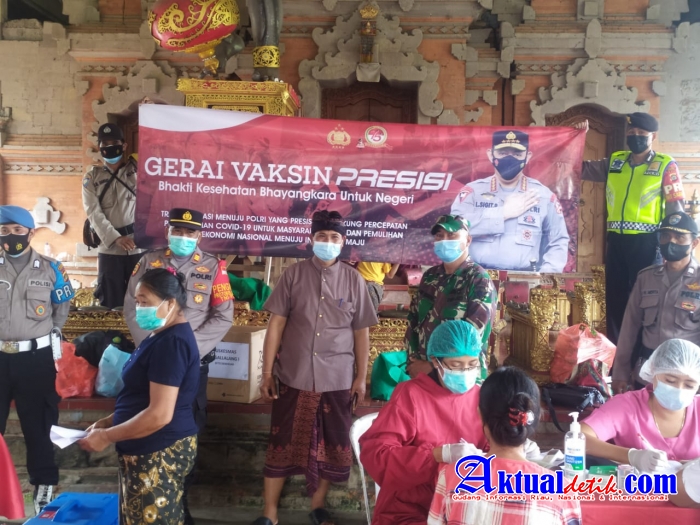 Kapolsek Tegallalang Pantau Pelaksanaan Vaksinasi di Desa Keliki