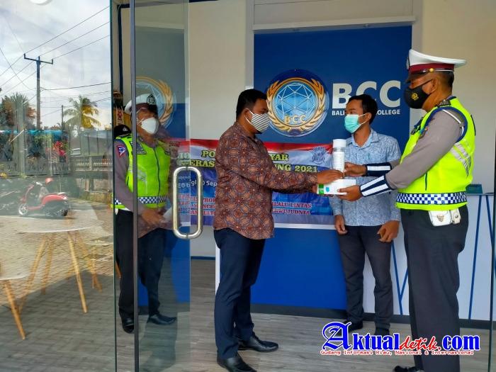 Ops Patuh Agung 2021 Sat Lantas Polres Gianyar Laksanakan Giat Polsanak dan Serahkan Bansos