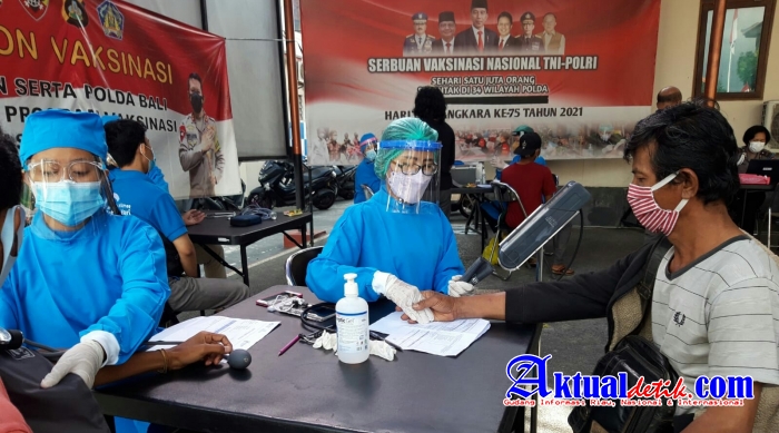 Percepat Vaksinasi, Polres Gianyar Suntik Ratusan Masyarakat Dalam Gerai Vaksin Presisi