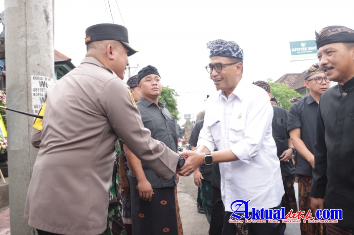 Kapolres Klungkung Dampingi Menteri Perhubungan RI, Melayat ke Rumah Duka Korban Kekerasan di STIP 