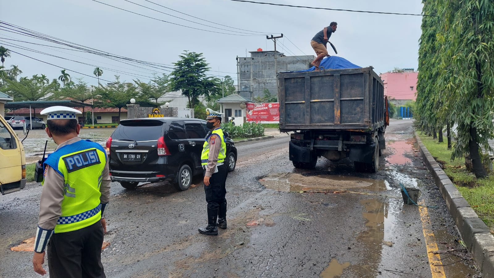 Jalan Rusak Sat Lantas Polresta Deli Serdang Lakukan Penimbunan dan Himbau Masyarakat Berhati -Hati