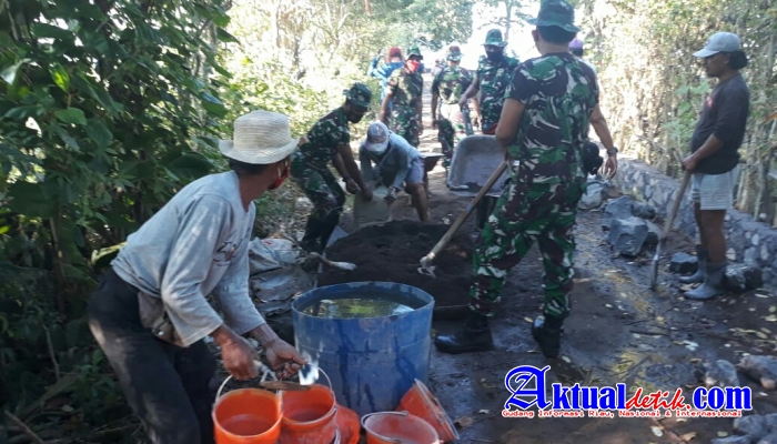TNI Karya Bakti Kerjakan Drainase Jalan