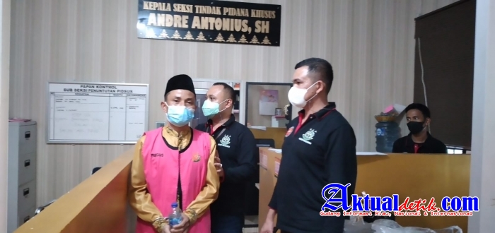Kejari Pelalawan Lakukan Penahanan Tersangka inisial "R" Dalam Dugaan TPK Penggunaan APBD