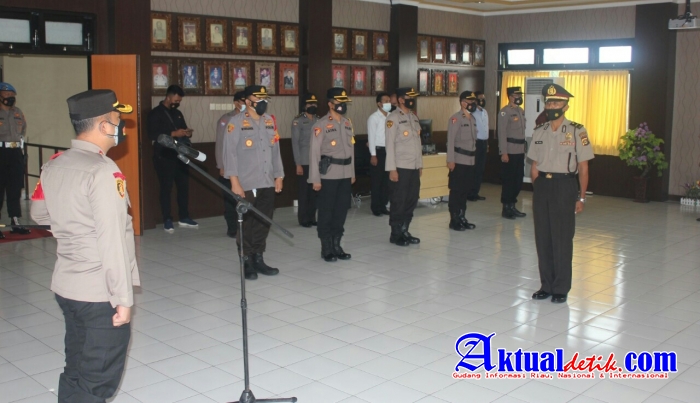 Kapolres Gianyar Pimpin Upacara Kenaikan Pangkat dan Pelepasan Personel Purnabakti
