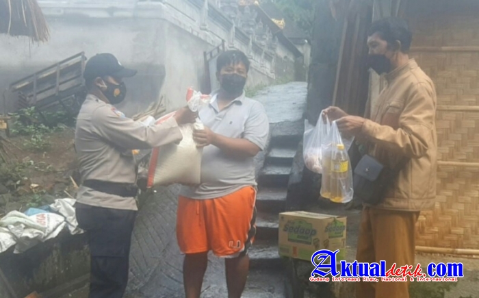 Bhabin Bersama Perbekel dan Satgas Terpadu Desa Sumita, Bagikan Sembako Warga