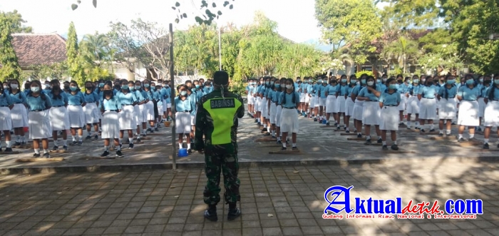 Anggota Babinsa Koramil 08/Kubu Berikan Materi Wasbang kepada Siswa-Siswi