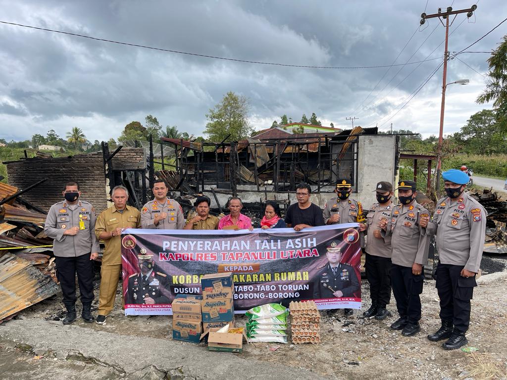 Kapolres Taput Serahkan Bantuan Kapoldasu Sama Warga Yang Musibah Kebakaran Rumah di Siborongborong.