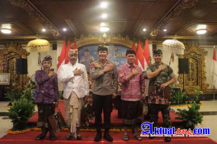 Kapolda Bali Didampingi Kapolres Klungkung Gelar Jumat Curhat di Puri Den Bencingah