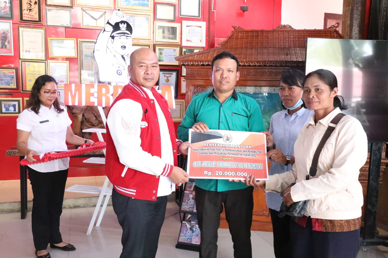 Tingkatkan Sarana dan Prasarana Peribadatan Bupati Taput Serahkan Dana Hibah Bagi 19 Rumah Ibadah.