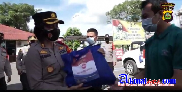 Sasar Masyarakat Kurang Mampu Yang Terimbas Wabah Covid-19, Polres Karangasem Bagikan Paket Sembako
