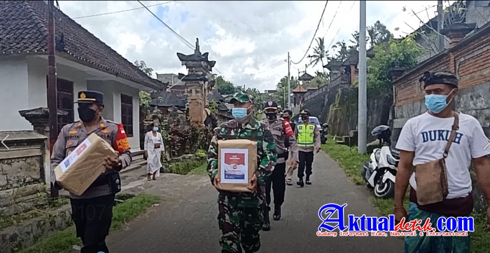 Kapolsek Tegalalang dan Danramil Serahkan Bantuan Sembako Kepada Warga Miskin Dampak PPKM Darurat