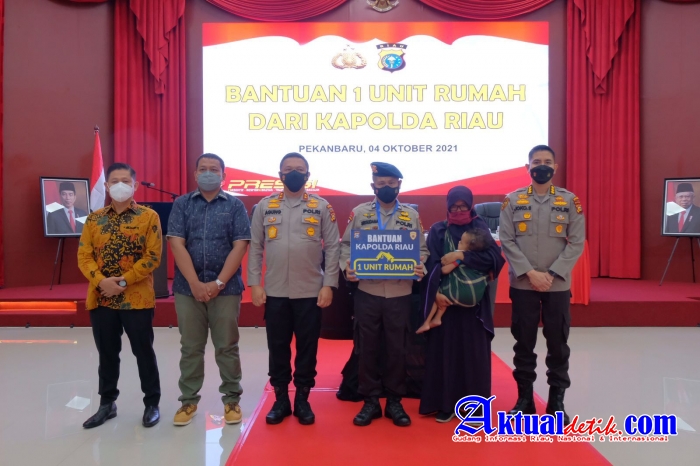 Jelang Masa Pensiun, Personel Brimob Menangis Dapat Rumah dari Kapolda Riau