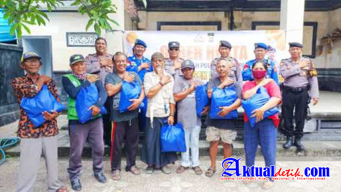 Dukung Geber Resta Polsek Kuta Kunjungi warga Kurang Mampu Berikan Paket Sembako