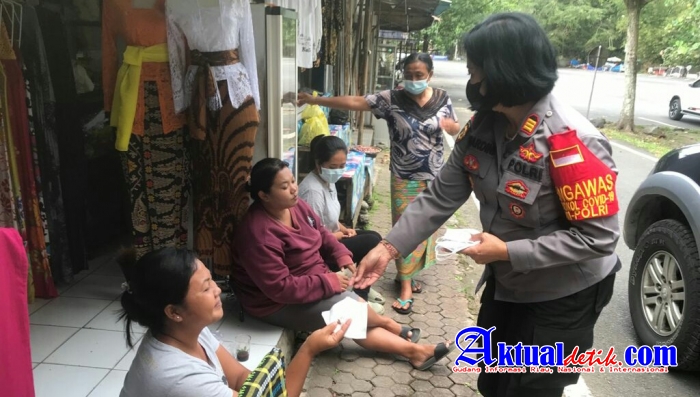 Sapa Pedagang dan Pengunjung Wisata Pura Tirta Empul, Kapolsek Tampaksiring Bagikan Masker