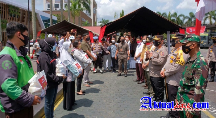 Kunjungi Vaksin Center, Wakapolri Tinjau Vaksinasi Dan Berikan Bantuan Masyarakat