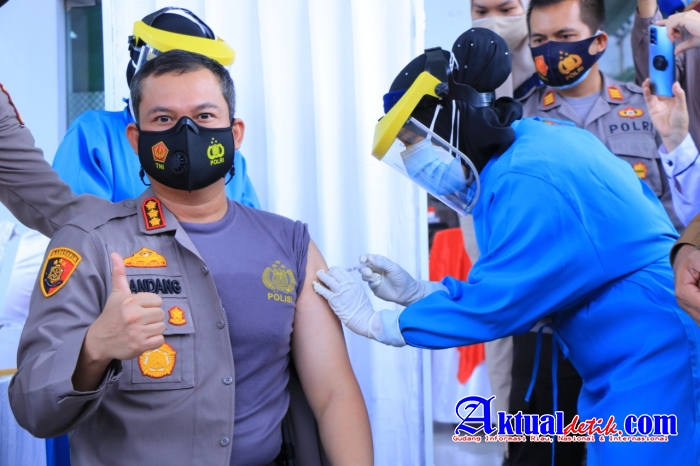 Kapolresta dan Istri Ajak Masyarakat Jangan Takut Divaksin