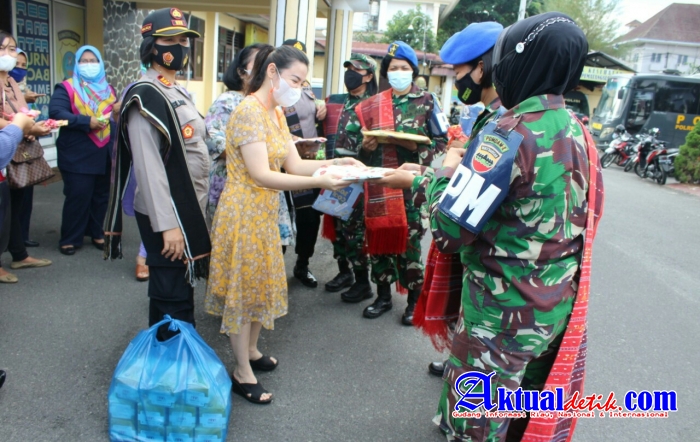 Ketua Bhayangkari Cabang Pematang Siantar Bersama Polwan Dan Kowad TNI Berbagi Kasih di Hari Kartini