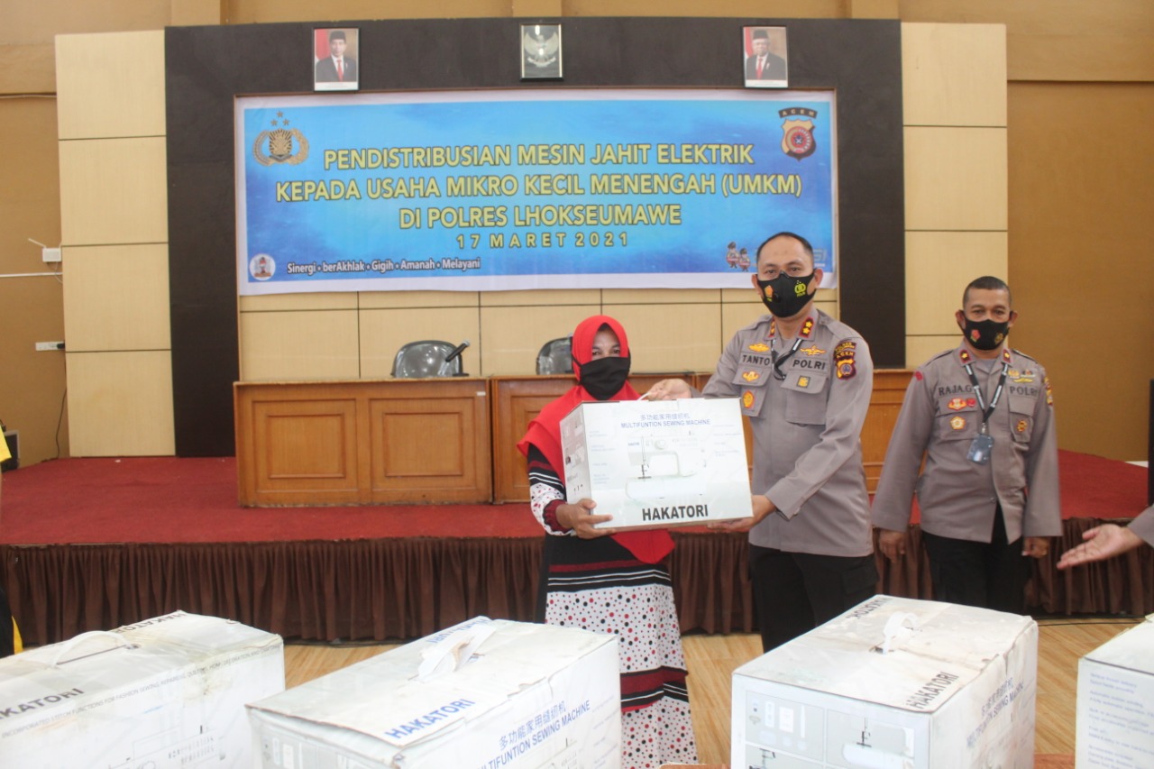 Kapolda Aceh Salurkan Bantuan Mesin Jahit Untuk Delapan UMKM di Lhokseumawe 