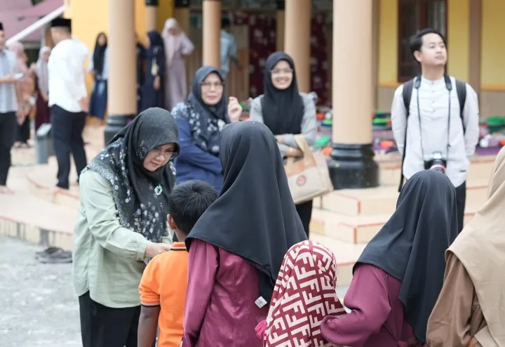 Safari Ramadan di Sabak Auh, Afni Zulkifli Salurkan Zakat dan Tekankan Pelayanan Ikhlas