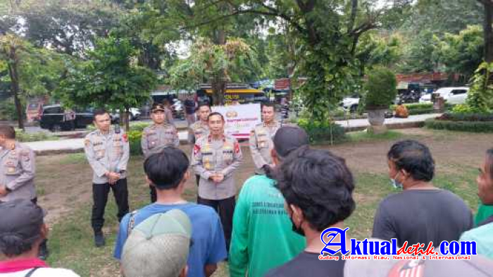 Waka Polda Bali Serahkan Bantuan Sembako Kepada Petugas DLHK Kota Denpasar