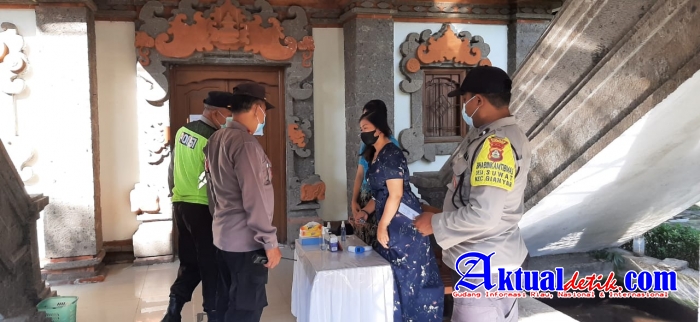 Bhabinkamtibmas Desa Suwat Laksanakan Giat Pengamanan Ibadah Umat Nasrani di Gereja GKPB
