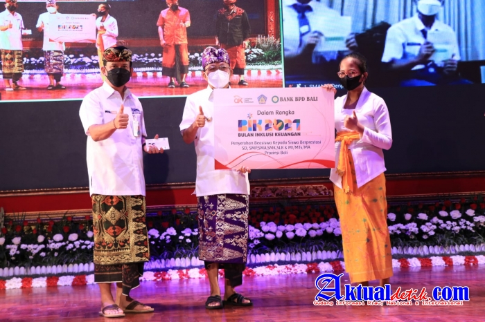 Gubernur Koster Serahkan Beasisiwa Untuk 1.501 Siswa Berprestasi