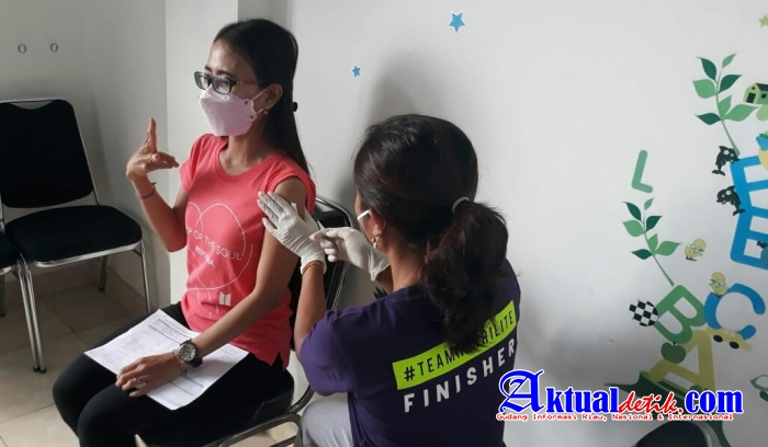 Garda Terdepan Dalam Penanganan, Nakes Klinik Polres Gianyar Jalani Vaksinasi Tahap III