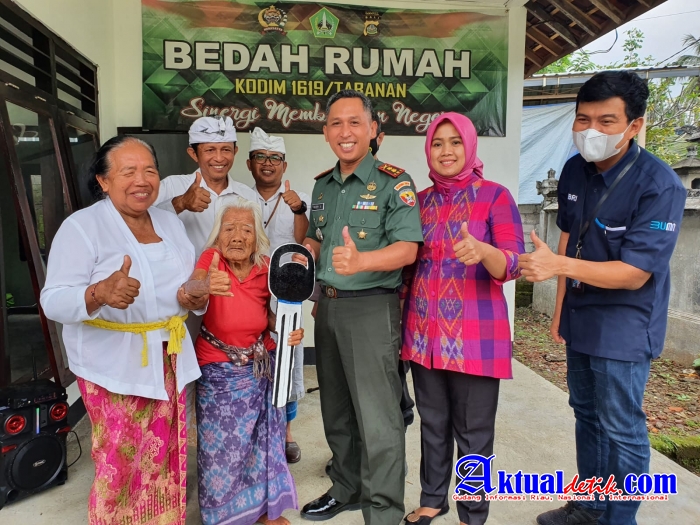Wujud Kepedulian, Dandim 1619/Tabanan Serahkan Kunci Bedah Rumah Kepada Lansia 97 Tahun