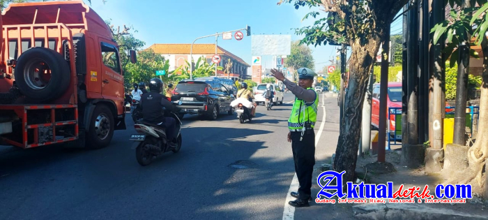 Personil Lakukan Pengaturan Lalin, Upaya Polsek Kuta Bantu Kelancaran Aktivitas Masyarakat Pagi Hari