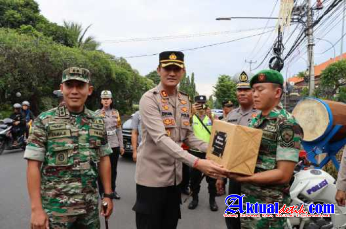 Sinergitas Pejabat Otoritas Keamanan Buleleng Cek Pos dan Berikan Bingkisan