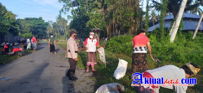 Kring Polri Polres Gianyar Sambangi Masyarakat Giat " Mareresik " di Desa Bona