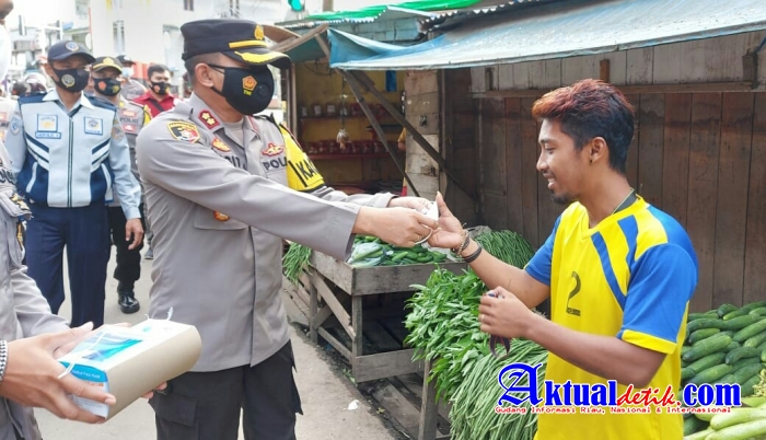 Melibatkan 3 Pilar, Ops Aman Nusa Polres Melawi dan Satgas Covid-19 Bagikan Masker dan Edukasi Warga