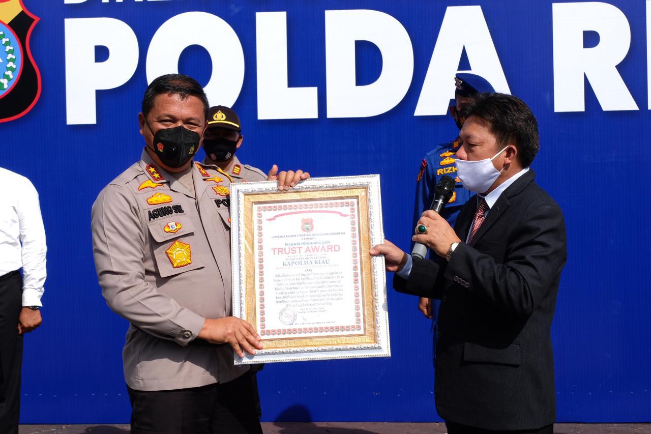 Kapolda Riau Terima "Turst Award" Dari Lemkapi, Dinilai Sebagai Polda Terbaik