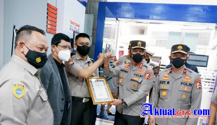 Tegas ke Pelanggar Prokes, Polri Berikan Penghargaan Kepada Satpam BRI di Makassar