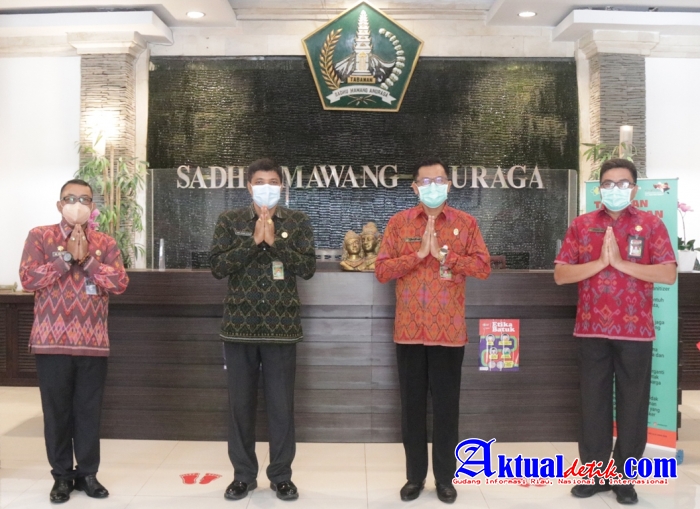 Plh.Bupati I Gede Susila Ikuti Peresmian Penggunaan Kain Tenun Endek Bali