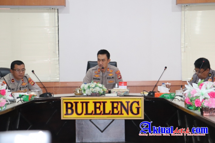 Kapolres Buleleng Pimpin Anev Bulanan di Ruang Command Center