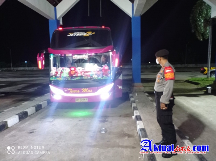 Cegah Aksi Kriminalitas Unit Samapta Ingatkan Awak dan Penumpang Bus Diterminal Mengwi